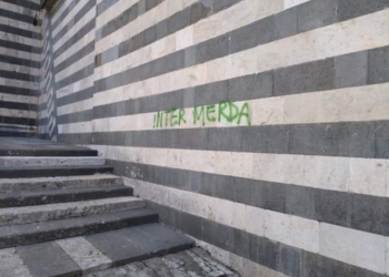 Parete esterna del Duomo imbrattata con una scritta indecorosa di vernice spray. Indagano le forze dell’ordine