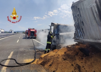 Tir carico di mais in fiamme sull’autostrada, illeso il conducente