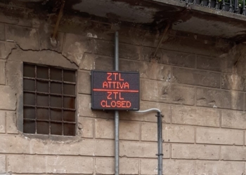 Pannello luminoso a messaggio variabile “ztl attiva/ztl non attiva” installato in Via Maitani