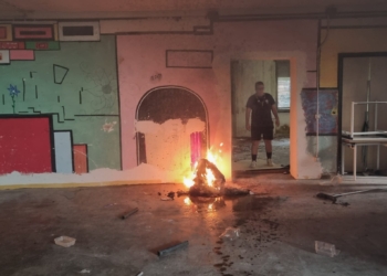 Atti vandalici nell’ex scuola del Tamburino. Reperti archeologici lanciati contro sanitari e arredi