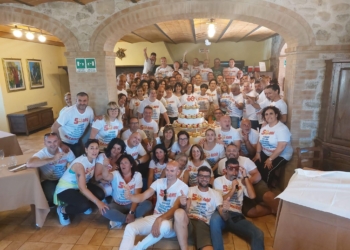 Raduno dei cinquantenni: festa, brindisi e tanti ricordi. All’Associazione 3.36 il ricavato delle magliette realizzate per l’occasione