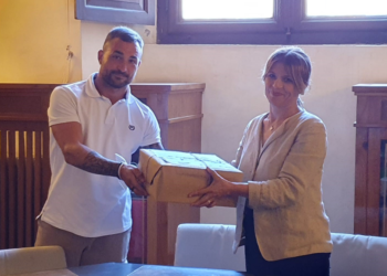 I dipendenti della Basalto La Spicca S.p.A. consegnano al sindaco 2500 firme per il mantenimento del sito