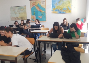 Liceo Classico e Liceo Scienze Umane Economico Sociale: Dipendenti da Internet? Come e quanto?