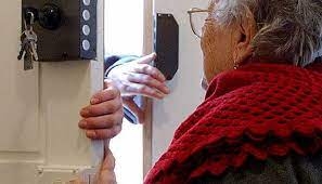 Estate e truffe: boom di anziani raggirati. I consigli della Polizia per non cadere in trappola