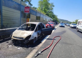 Veicolo in fiamme in Autostrada, traffico rallentato