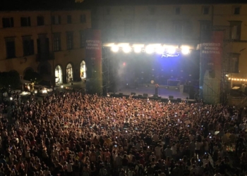 Piazza del Popolo gremita di giovani per Rkomi, Giorgio Moretti e Mavi. Stasera Noemi con Carl Brave