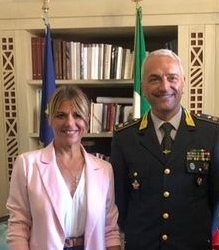 Il sindaco saluta il Maggiore Nicola Marzano della Scuola Addestramento di Specializzazione della Gdf di Orvieto
