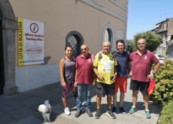 Il “camminatore” Alessandro Bellière fa tappa a Bolsena. Ha 89 anni e gira l’Italia a piedi