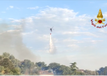 Incendio lambisce abitazioni, messe in salvo due persone. Il video dei VVFF