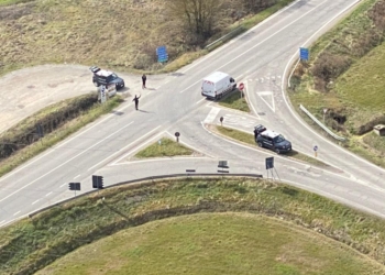 Rientrano a casa e trovano ladro in soggiorno, il proprietario lo affronta con una scopa