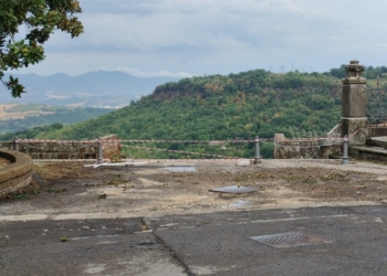 Bomba d’acqua sull’Orvietano, nel centro storico saltano i Sampietrini. Chiuso il Pozzo di San Patrizio