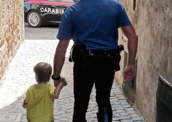 Girovagava da solo a 2 anni per il Corso di Orvieto, i carabinieri lo riconsegnano alla madre