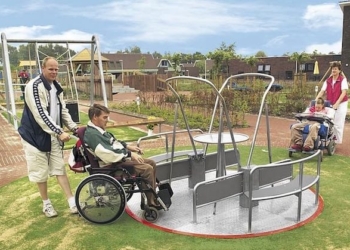 ciCasco raccoglie fondi per acquistare una giostra girevole per un parco giochi inclusivo