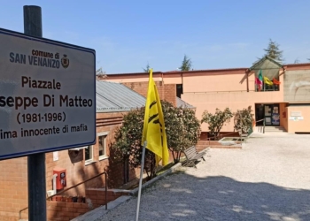 Nel piazzale del plesso scolastico una panchina gialla per richiedere verità e giustizia per Giulio Regeni