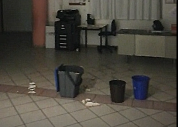 Scuola elementare di Sferracavallo, piove dal tetto: secchi e stracci in terra