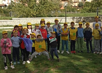 Pinze, guanti e pettorine, bambini e genitori puliscono strade e giardini