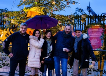 “A Natale il regalo più bello è la pace”.  A Orvieto Scalo brilla l’albero e il presepe con la slitta piena di regali