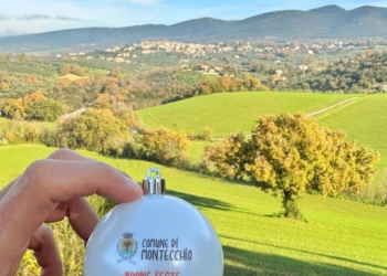 Il sindaco Gori regala una pallina di Natale ad ogni studente delle scuole con lo skyline del paese