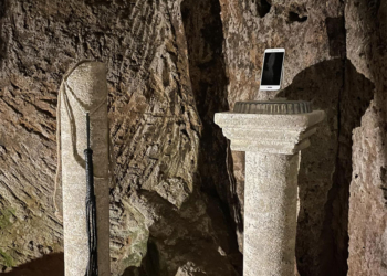 Uno smartphone sulla colonna della flagellazione: avviene nel presepio nel Pozzo della Cava