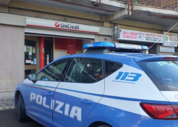 Orvieto, assalto in banca: direttore e dipendenti minacciati con un coltello. Rapinatore in fuga con il bottino