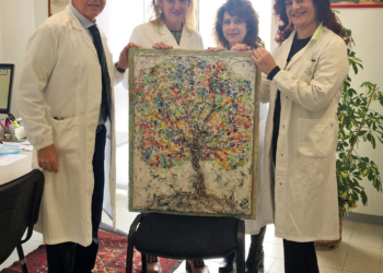 Materiali di scarto, piccole mani che creano. “Le mani nell’infinito”, la nuova opera donata da ciCasco al Santa Maria della Stella