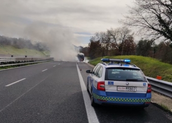 Furgone prende fuoco in Autostrada