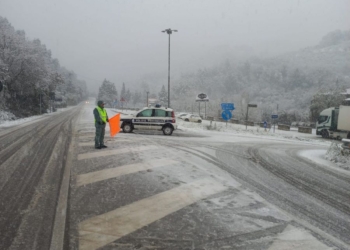 Maltempo, neve su tutta la provincia, spazzaneve e spargisale in azione: scuole chiuse in alcuni Comuni