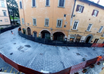 Todi, ripavimentazione: a metà marzo riapertura nuovo tratto. Il cantiere mobile per la demolizione prosegue verso i giardini pubblici