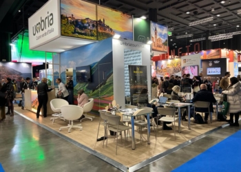 L’Umbria alla Bit con i grandi eventi del 2023: presentata la guida di Repubblica dedicata al Perugino e Signorelli