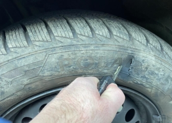 Raid vandalico in Piazzale Cimicchi, squarciate le gomme di una decina di auto