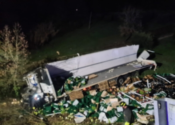 Scontro tra autotreni in autostrada, finisce nella scarpata per evitare uno pneumatico