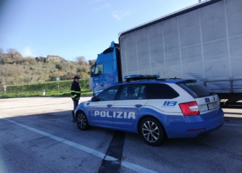 Ubriaco alla guida di un tir in autostrada: evitata una probabile strage dalla Polizia di Stato
