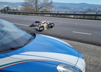 Incidente grave sulla Statale 71 tra un’auto e una Vespa. Un ferito grave