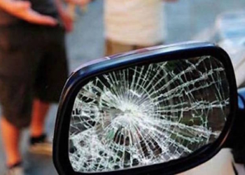 Torna la truffa dello specchietto rotto, oggetto contro la carrozzeria. La vittima non abbocca e chiama il 112