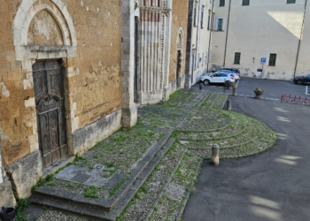 Piazza Febei divorata dalle erbacce, il consigliere Giovannini (Pd) sollecita il sindaco