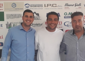 Francesco Manoni firma per l’Orvietana, definito anche lo staff di Fiorucci