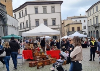 In Piazza della Repubblica c’è “AnticaMente”, il piccolo mercato di antiquariato e collezionismo