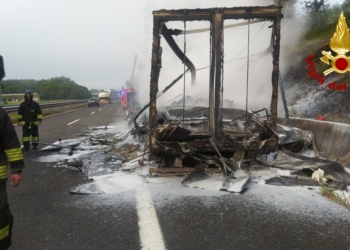 Autoarticolato a fuoco tra Fabro e Orvieto, in corso le operazioni di spegnimento