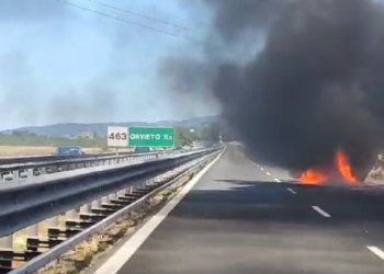 Auto in fiamme in autostrada, gli agenti della Stradale evitano il peggio