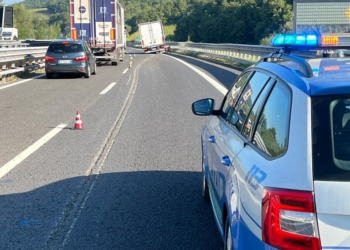 Camion perde le ruote in autostrada, l’intervento della Stradale evita la tragedia