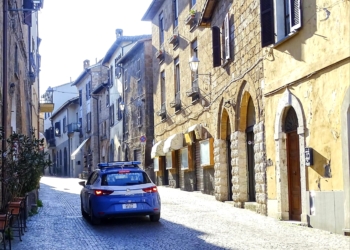 Sale sull’autobus, deruba l’autista e poi scende: rintracciato dalla Polizia e denunciato