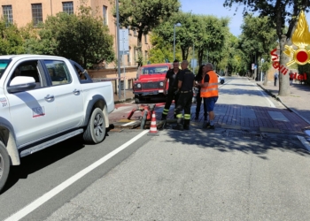 Si rompe una tubatura dell’acqua in Via Roma, i vigili del fuoco riparano il danno