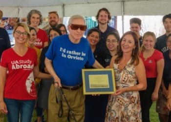 Arizona in Orvieto, il prof. Soren riceve una targa di ringraziamento nel corso della Study Abroad Fair in Tucson