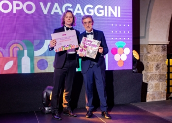 Riccardo Cotarella consegna a Jacopo Vagaggini il titolo di “Miglior Giovane Enologo Italiano”