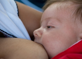 Le buone pratiche ospedaliere e i benefici dell’allattamento al seno in uno studio presentato a Dubai