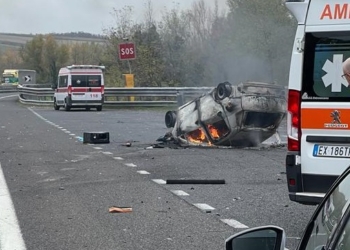 Incidente autonomo in A1, auto si ribalta e prende fuoco