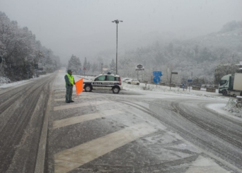 Pneumatici invernali o catene a bordo, obbligo dal 15 novembre. L’elenco delle strade interessate