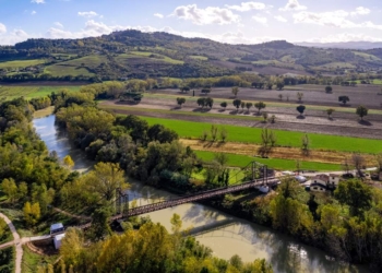 Riapre il ponte di ferro “Bailey” sul Tevere. Il passaggio ciclo-pedonale unico lungo l’itinerario della “Due Mari”
