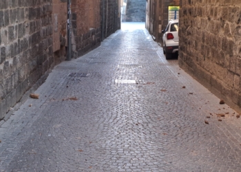 Maltempo, frammenti di tufo si staccano dalla Torre del Moro