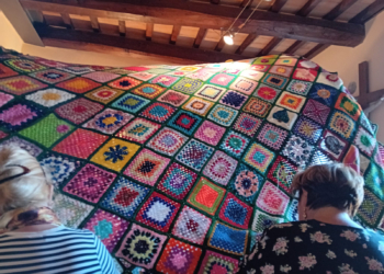 A Monterubiaglio l’albero di Natale è all’uncinetto: oltre 2mila mattonelle di lana per dare il via alla festa